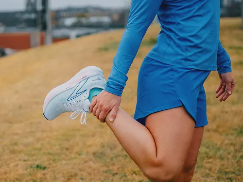 Runner stretching quads